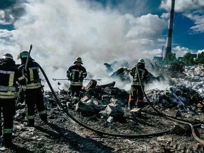 В Дарницком районе столицы горела мусорная свалка