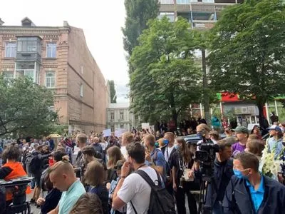У посольство Білорусі у Києві під час акції кинули фаєр