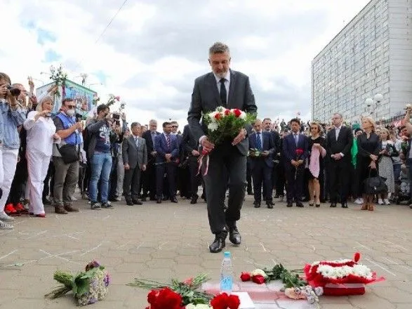 Посли країн ЄС у Білорусі поклали квіти на місці загибелі учасника протесту