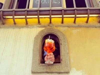 В Італії відновлюють традицію "винних віконець"