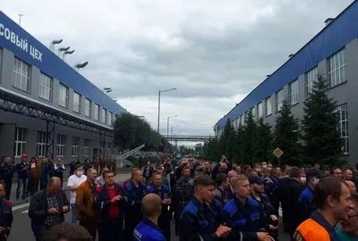 Протесты в Беларуси: к забастовке присоединились работники завода "БелАЗ"