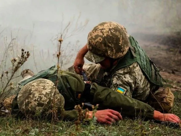 На Донбасі на невідомому пристрої підірвалися двоє військових, один загинув