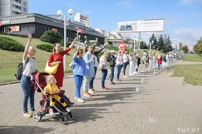 В Беларуси женщины второй день подряд выстраиваются в "цепи солидарности"