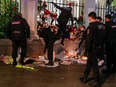 Полиция растоптала мемориал у посольства Беларуси в Москве