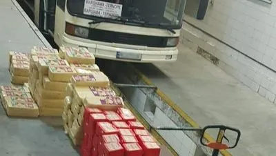 В пассажирском автобусе из Польши нашли полтонны нелегального сыра