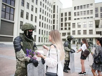 У Дома правительства Беларуси силовики опустили щиты в знак солидарности с манифестантами