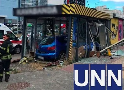 У Києві авто влетіло у кав’ярню на зупинці громадського транспорту
