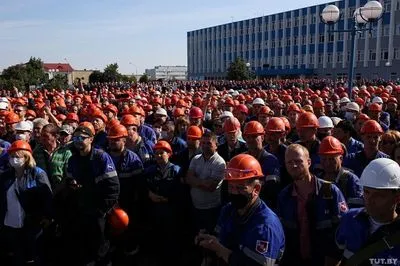 У Білорусі тривають масові страйки на великих підприємствах