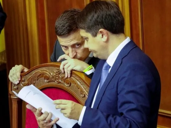 Зеленский обратился к Разумкову с просьбой провести внеочередное заседание ВР