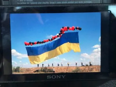 В небо над Крымом запустили огромный флаг Украины