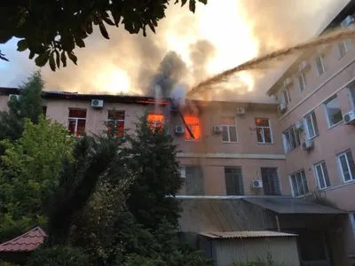 Уничтожены крыша и офисы: в Днепре крупный пожар в административном здании