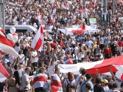Протесты в Беларуси: в Киеве на здании КГГА вывесили бело-красно-белый флаг