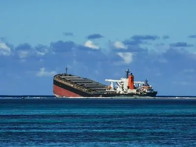 У острова Маврикий раскололось судно – произошел разлив нефти