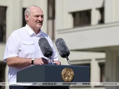 Лукашенко вышел к участникам митинга в свою поддержку