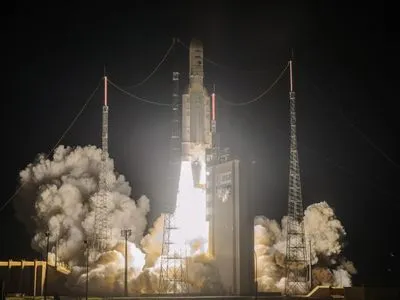 Французька ракета Ariane 5 вивела на орбіту три космічних апарати