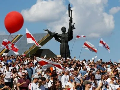 Протесты в Беларуси: в Минске тысячи демонстрантов пришли к СИЗО с требованием освободить задержанных