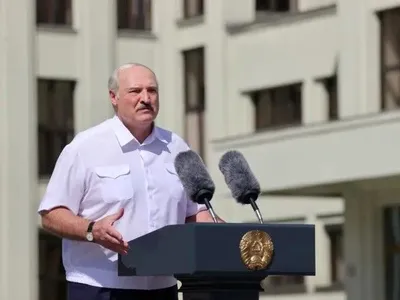 "Лукашенка - в автозак", "іди геть": білоруський лідер прилетів на завод МКЗТ