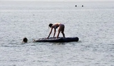 На Одещині двох неповнолітніх на матраці віднесло від берега