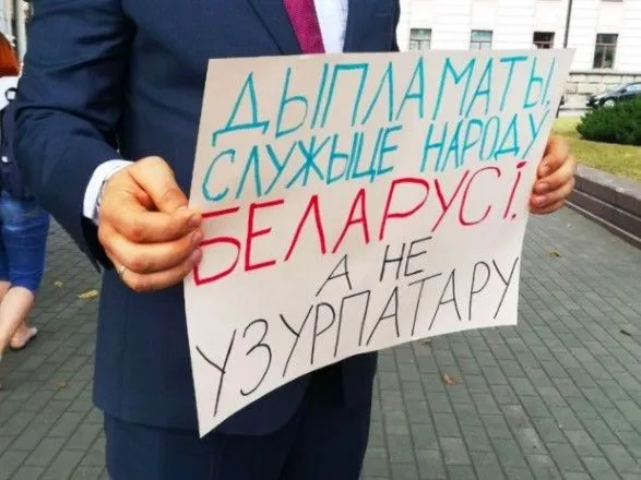 У Білорусі тривають протести: люди вийшли на пікет на знак солідарності з дипломатами