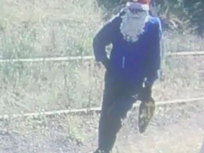 У Маріуполі чоловік у шапці та з бородою Діда Мороза стріляв у охоронця комбінату