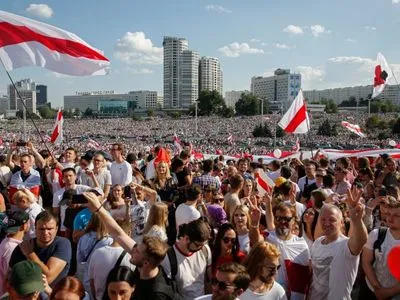 Протести у Білорусі: державне ТБ у Гродно у прямому ефірі транслювало протести