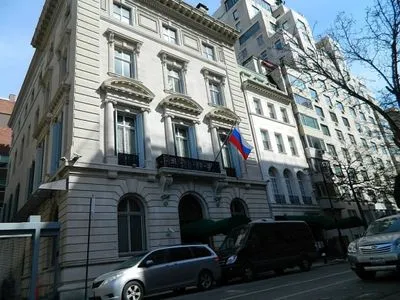 Российское консульство в Нью-Йорке заявило, что "неизвестный мужчина ряд дней забрасывает камнями авто дипломатов"