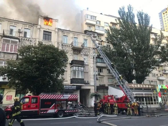 В доме в центре Киева вспыхнул пожар: перекрыта улица