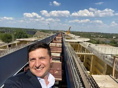 Зеленский сделал селфи на фоне строительства моста в Запорожье