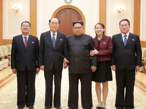 Лидер КНДР Ким Чен Ын передал больше своих полномочий сестре