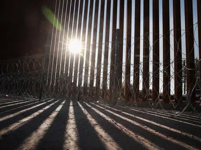Ексрадника Трампа підозрюють у розкраданні коштів на спорудження стіни з Мексикою