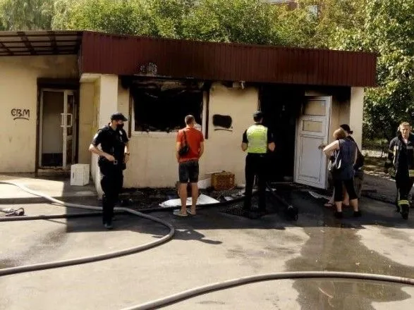 У Києві чоловік підпалив магазин, а потім стрибнув з багатоповерхівки