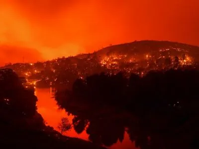 В Калифорнии продолжаются лесные пожары: людей эвакуируют, разбился вертолет