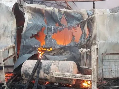 Не могли потушить всю ночь: в Харьковской области горел склад резиновых изделий