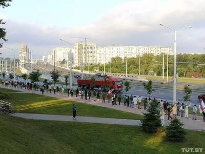У главного изолятора Минска более сотни людей выстроились в "Цепь покаяния"