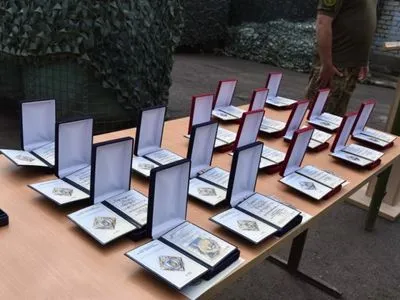 Военнослужащих, участвующих в боевых действиях на Востоке Украины, наградили знаками отличия СНБО
