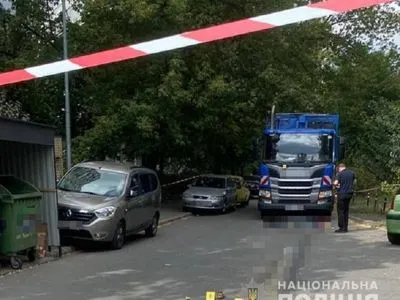 В Киеве мусоровоз насмерть сбил женщину, ребенок — в больнице