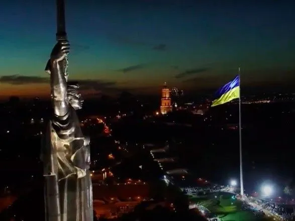 У Києві підняли найбільший прапор України