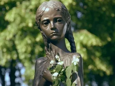 Вандалы попытались разрушить скульптуру "девочка с колосками" возле нацмузея Голодомора