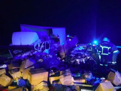 На Полтавщині у ДТП за участі легковика "Вольво" і вантажівки загинуло три людини, з них - двоє дітей