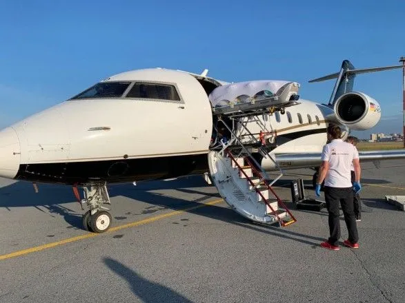 Російського опозиціонера Навального підняли на борт літака до Німеччини