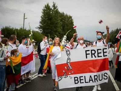 Протесты в Беларуси: жители Литвы стали в живую цепь длиной 35 км в знак солидарности с белорусами