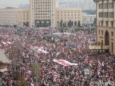 В Минске продолжаются протесты, десятки тысяч людей собрались у стелы
