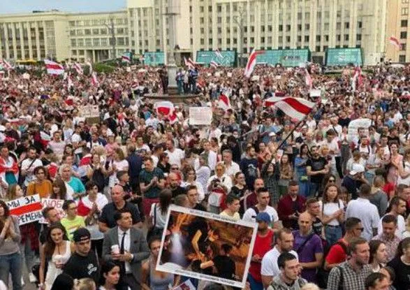 На площі Незалежності в Мінську на мітинг зібралося понад 100 тис. осіб