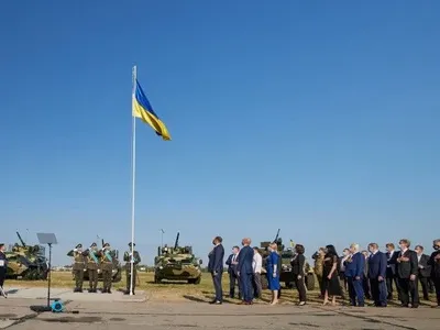 Зеленский ко Дню флага собрал четырех президентов Украины на "линейке чести и памяти"