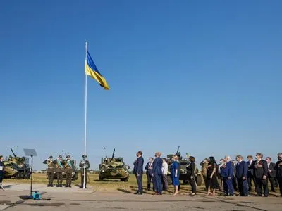 Зеленский ко Дню флага собрал четырех президентов Украины на "линейке чести и памяти"
