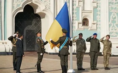 Президент поздравил украинцев с Днем Государственного флага