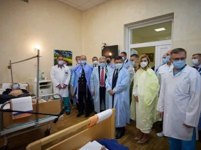 Президент и первая леди посетили раненых военных в госпитале