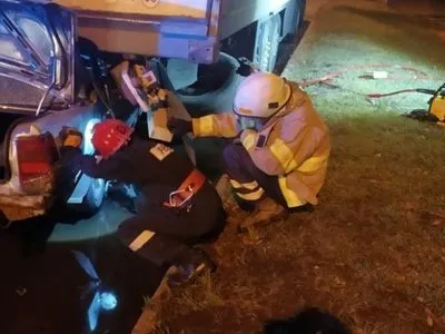В Днепре легковушка въехала под прицеп грузовика: двое погибших