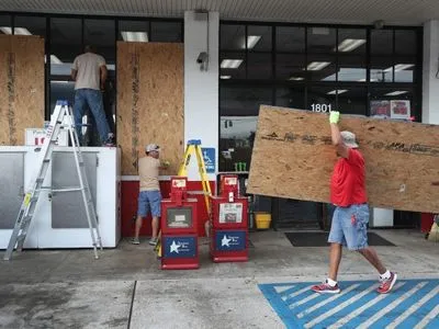 На фоні пандемії у Техасі та Луїзіані понад півмільйона осіб евакуюють через урагани