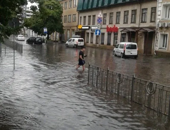 Київ накрила злива: комунальники працюють у посиленому режимі